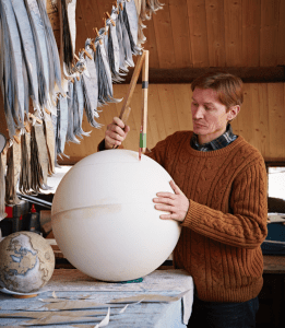 ultimo-fabricante-globos-terraqueos-artesanos-bellerby-globemakers-3