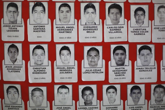 AYOTZINAPA, GUERRERO, 15OCTUBRE2014.- Integrantes de la Asamblea Nacional Popular ofrecieron una rueda de prensa para fijar su postura y anunciar las acciones que emprenderán para exigir la aparición de 43 estudiantes normalistas de Ayotzinapa desaparecidos y justicia para los asesinados.  FOTO: FÉLIX MÁRQUEZ / CUARTOSCURO.COM