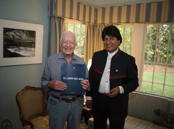 Evo Morales llama al diálogo pero sigue haciendo campaña contra Chile, en EE.UU. visitó al ex Presidente, Jimmy Carter, a  quien le entregó el "libro del Mar"-