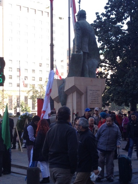 El monumento al Presidente Allende, fue visitado y homenajeado por cientos de personas que llegaron con claveles rojos.