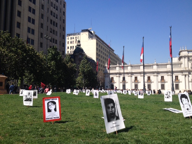 La Plaza de la Constitución "floreció " con cientos de imágenes de detenidos desaparecidos , un mudo y estremecedor homenaje . 