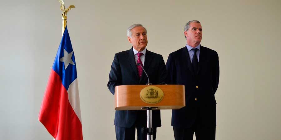 Canciller Heraldo Muñoz junto al Agente de Chile ante La Haya, Felipe Bulnes.