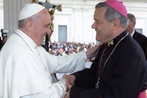 El Papa Francisco y el entonces Obispo Castrense, Juan Barros Madrid, hoy obispo de Osorno.