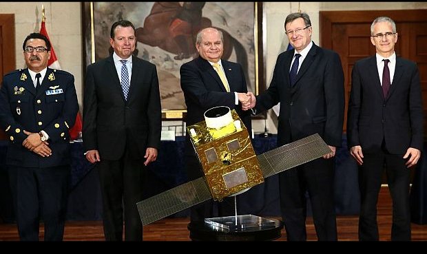 El momento en que se selló el acuerdo de compra por el entonces ministro de Defensa, Pedro Cateriano, y el embajador de Francia en Perú, Jean-Jacques Beaussou.