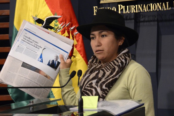 La ministra de Comunicaciones, Marianela Paco, mostró a la prensa extranjera acreditada en La Paz, la reacción favorable del canciller de Chile para ir a una entrevista en BoliviaTV.