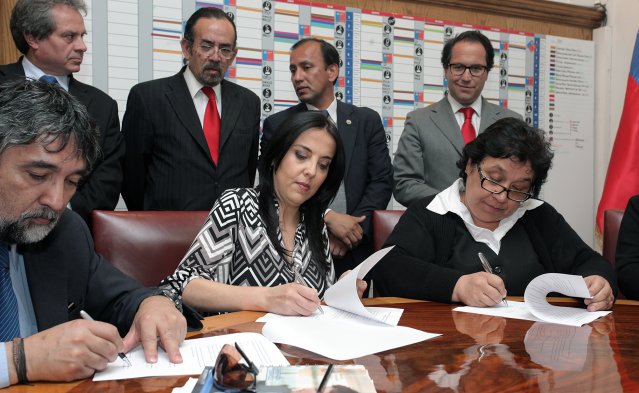 El 26 de septiembre de 2013 Nelly Díaz firmó acuerdo con ministra de Justicia de Piñera. En agosto de 2014 firmó otro y ahora, busca  un tercer acuerdo.