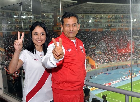 El Presidente de Perú, Ollanta Humala, junto a su esposa, anoche en el "Nacional" de Lima.