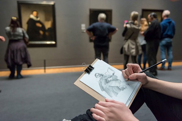 visitantes-museo-dibujos-obras-rijksmuseum-amsterdam-6