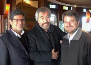 Foto de octubre de 2013.  Alvial junto al ahora embajador Gabriel Ascencio y al intendente Metropolitano, Claudio Orrego, de la DC.