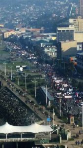 Puerto Montt: vista de la gigantesca marcha en apoyo a Chiloé, convocada por funcionarios públicos a la que se plegaron diversas organizaciones. Calculan más de 5 mil personas.