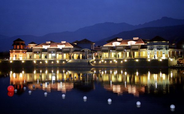 centro-comercial-laguna-piedra-roja