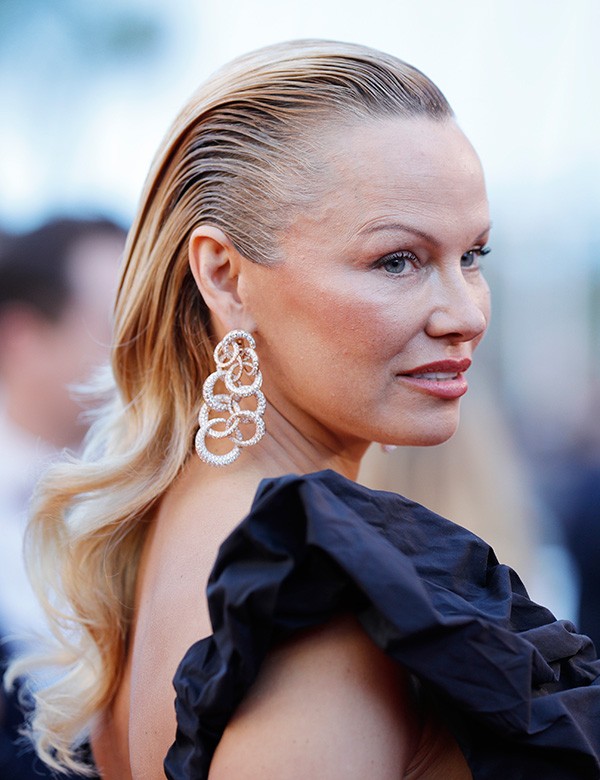 pamela-anderson-cara-b.jpg.imgw.1280.1280