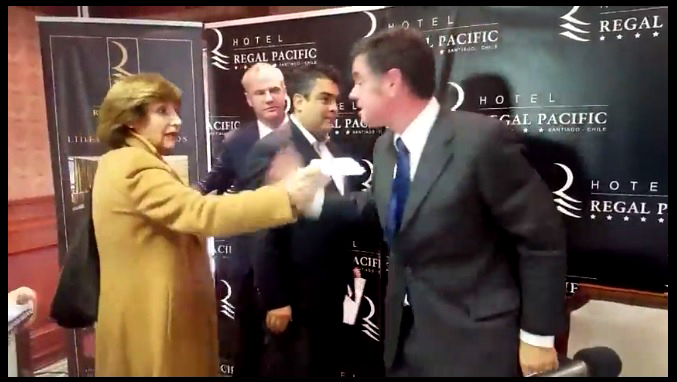 Tenso momento en que Pilar Molina le tira un papel con el nombre del empresario al que supuestamente se le pidieron las facturas falsas. Esto al final del debate radial