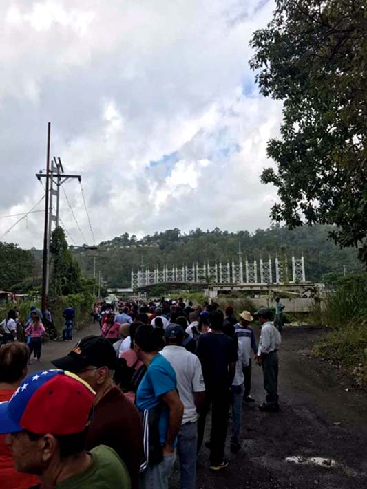 Largas filas para votar la Constituyente este domingo en Caracas.