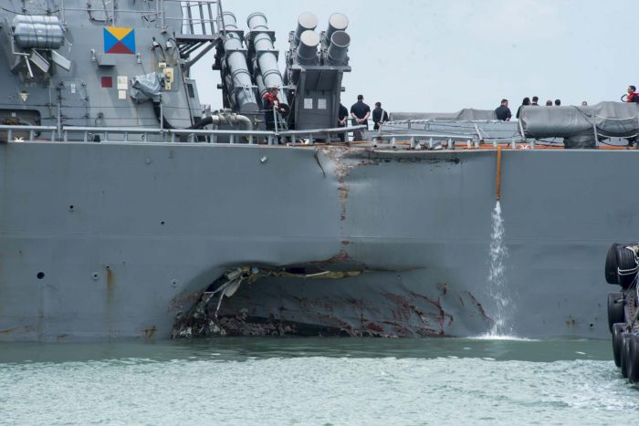 (21 de agosto de 2017) Los daños en el puerto son visibles cuando el destructor de misiles guiados USS John S. McCain (DDG 56) se dirige hacia la Base Naval de Changi, República de Singapur.