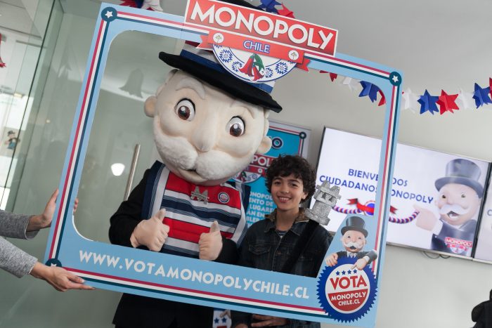 El actor Vicente Soto junto al Sr Monopoly