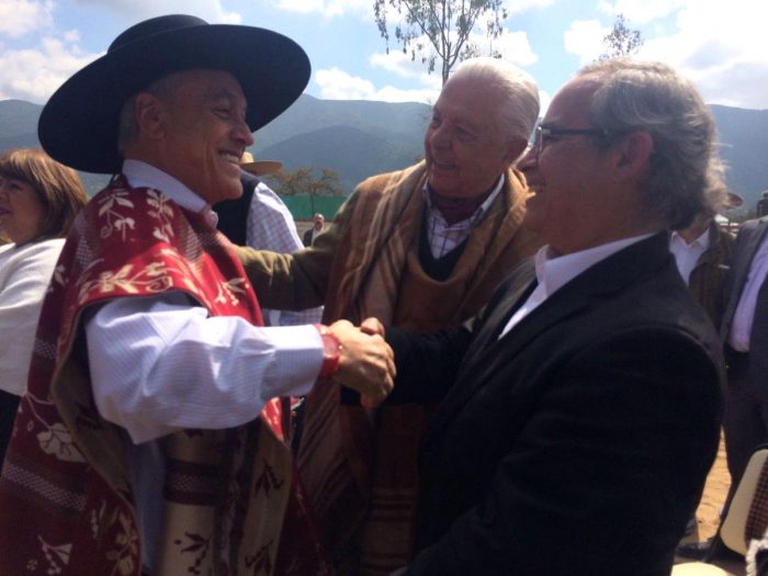 Sebastián Piñera saluda al candidato a senador independiente por RN, Kenneth Pugh, junto al "patriarca" de la región el ex senador Sergio "negro" Romero.