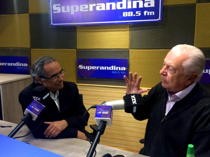 Kenneth Pugh junto al ex senador Sergio Romero en una radio de San Felipe.