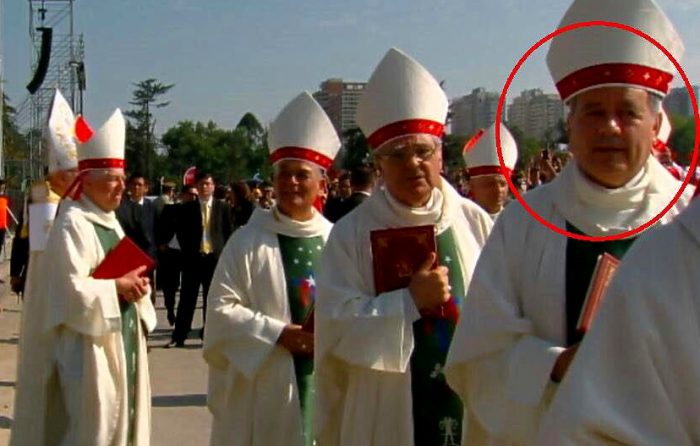Obispo Juan Barros Madrid, participa en la misa en el Parque O'Higgins  junto a los demás obispos de Chile, generando rechazo generalizado.