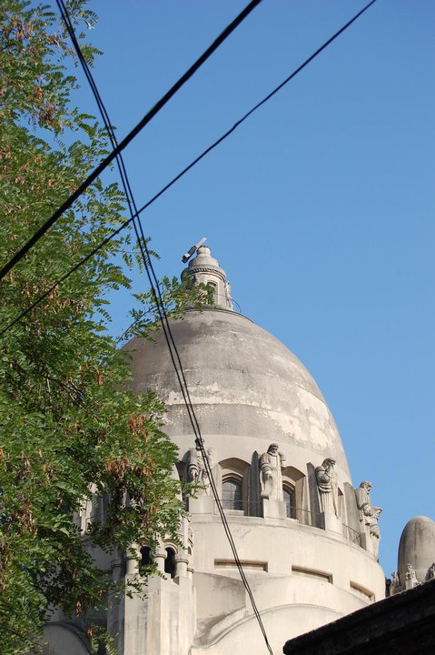 La cruz visiblemente quebrada en la cúpula de la Basílica de Lourdes en Santiago._1348640788862