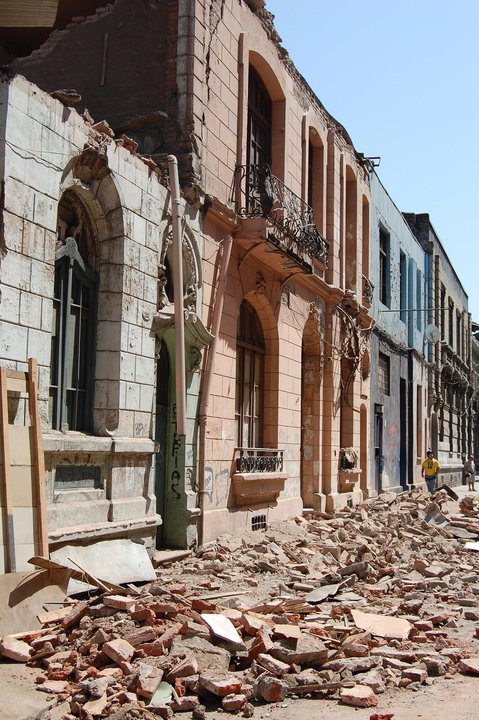 Las casas al frente de la Basilica visiblemente dañadas._1348649269074