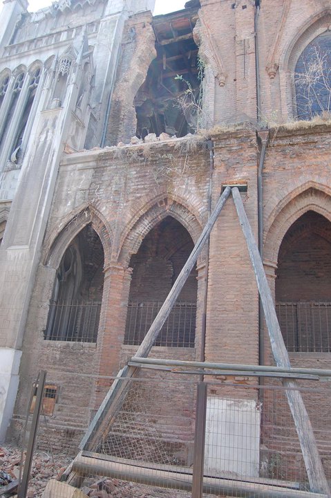 Visiblemente dañada esta preciosa Basilica a pesar de que ha estado en peligro de derrumbe aun se ha mantenido en pie._1348649189072