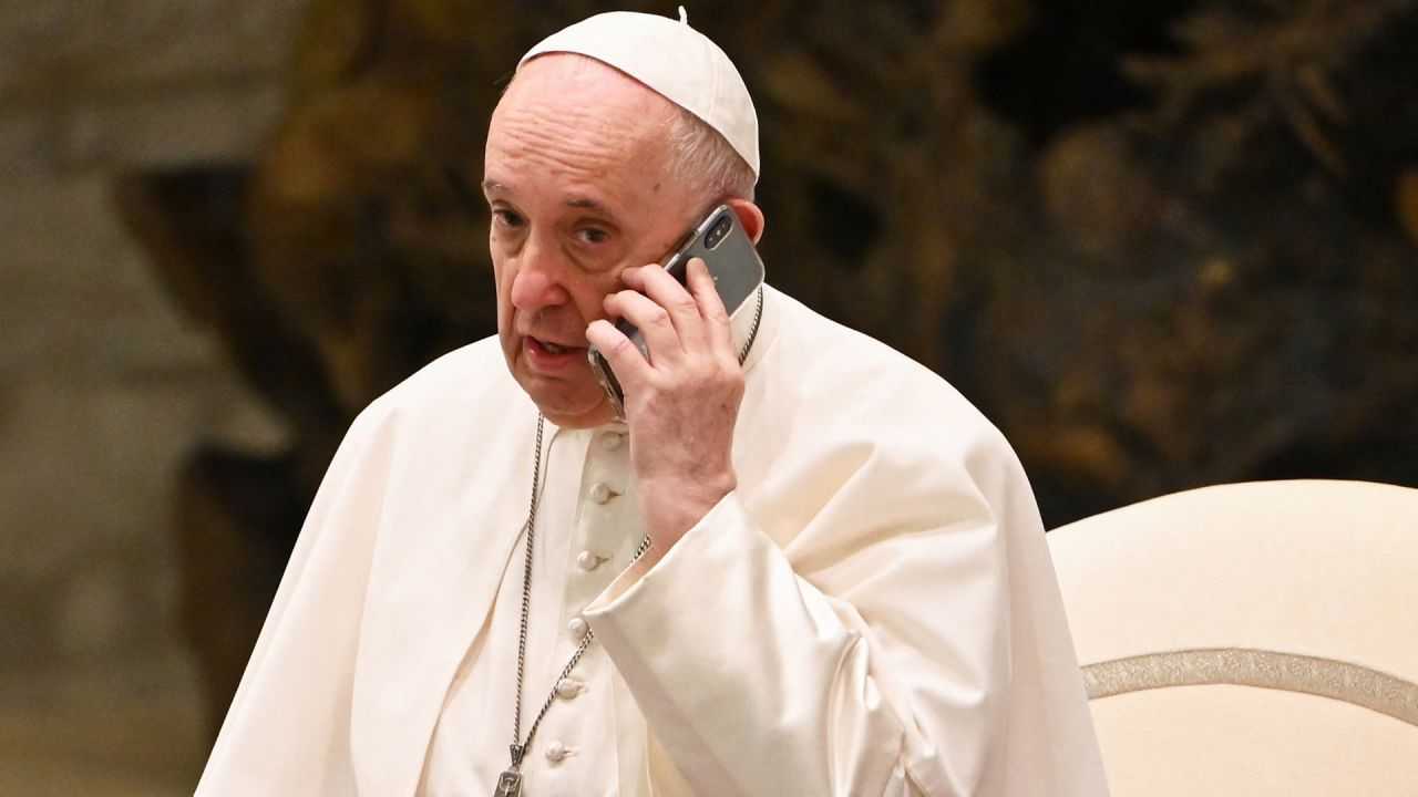 fotogaleria-el-papa-francisco-habla-por-telefono-durante-su-audiencia-general-semanal-el-aula-pablo-vi-del-vaticano-1217364
