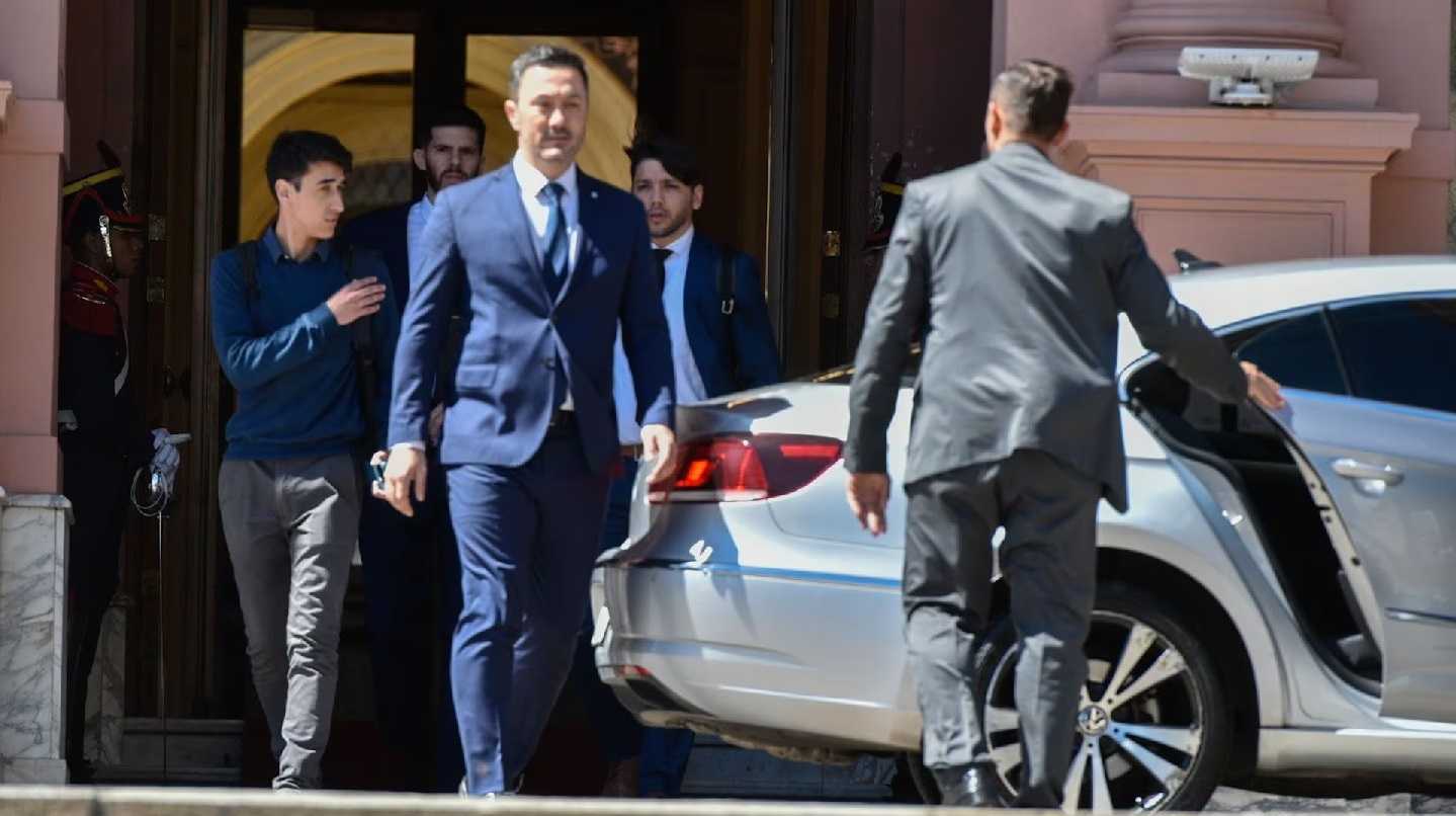 El ministro de Defensa, Luis Petri, llega a la primera reunión de Gabinete (Foto Adrián Escándar - Infobae)