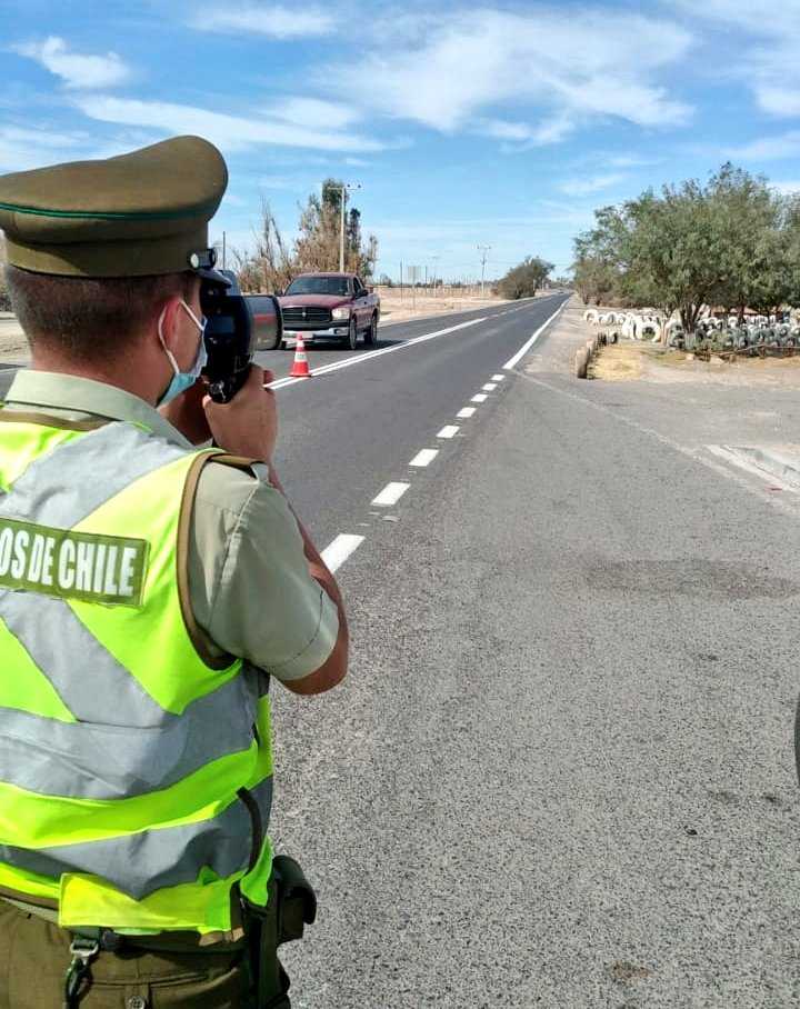 Carabinero fiscalizando velocidad en carretera