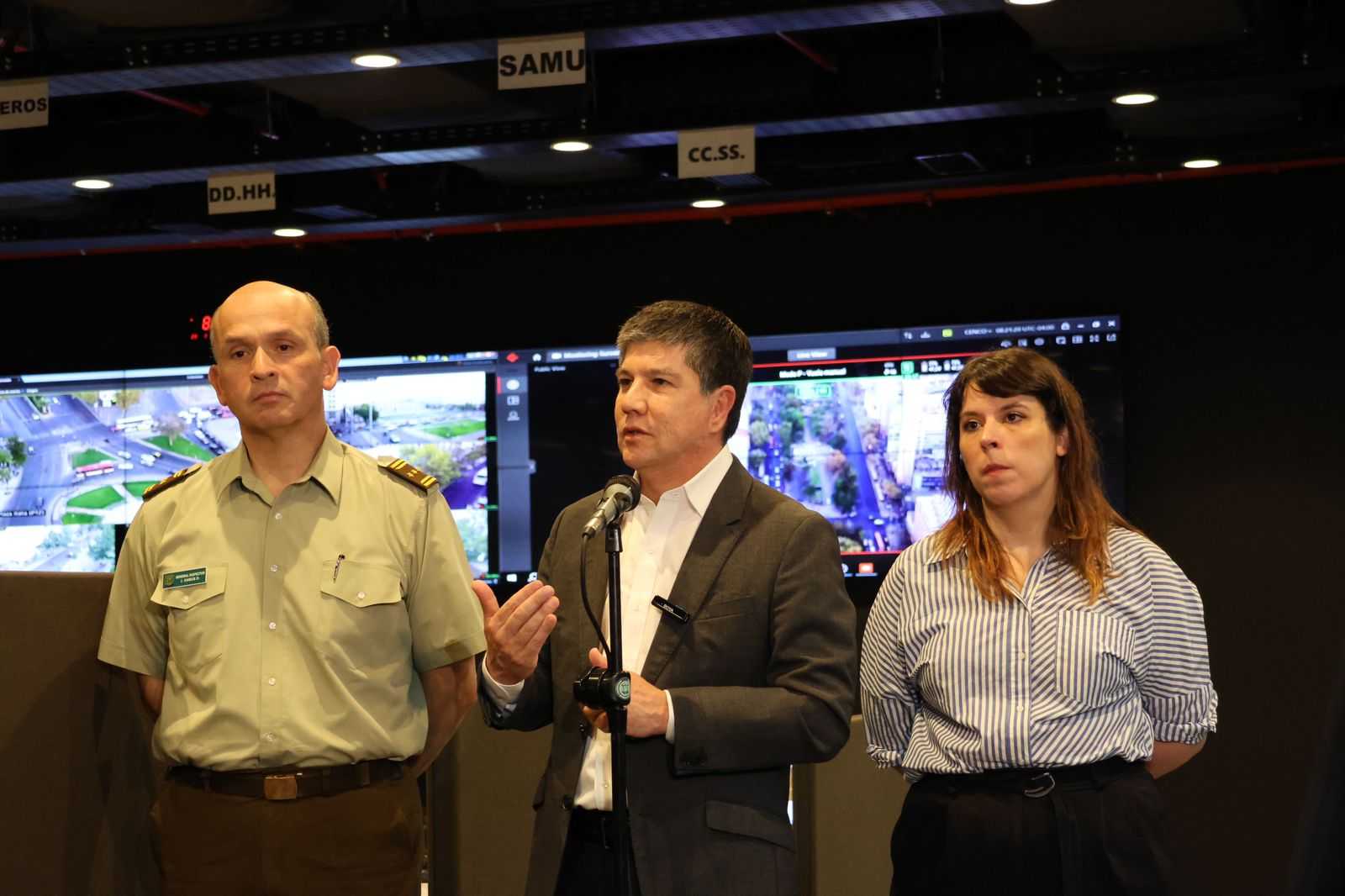 Subsecretario del Interior  Manuel Monsalve con jefe de zona metropolitana de Carabineros Jean Camus y delegada presidencial Constanza Martínez