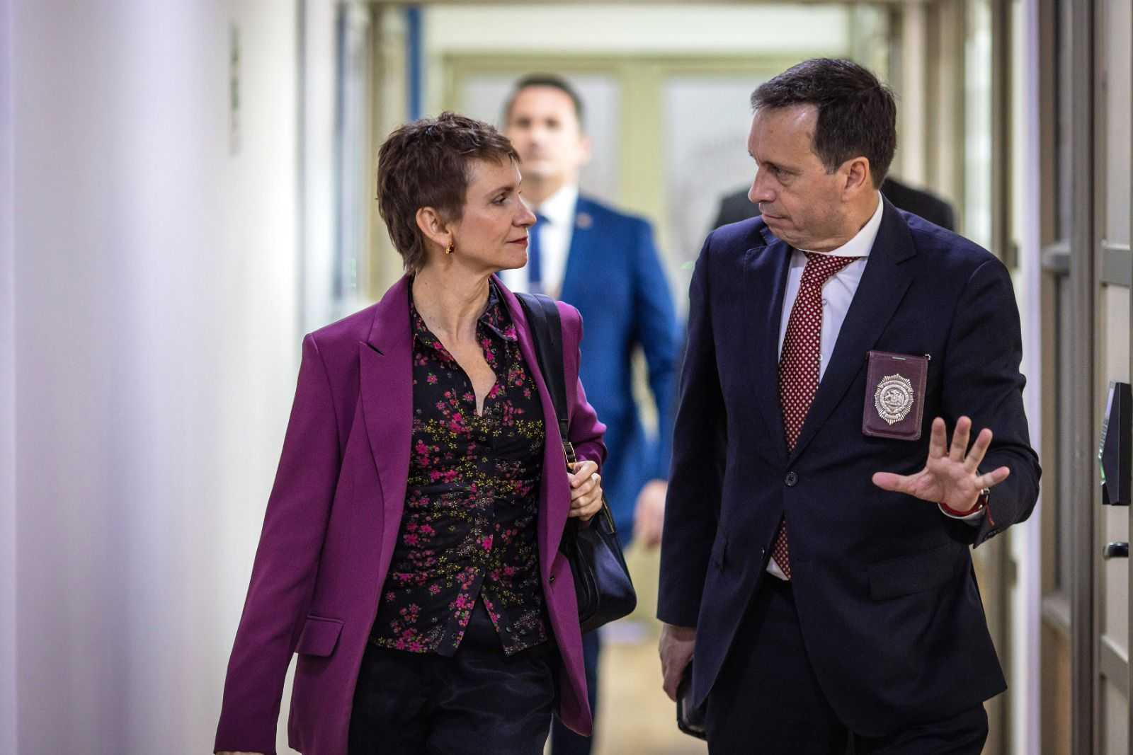 Ministra del Interior, Carolina Tohá, junto al director de la PDI, Eduardo Cerna