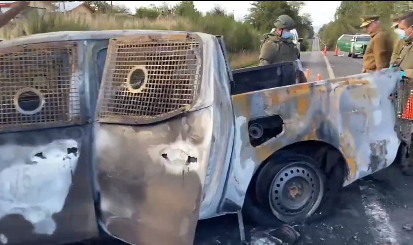 camioneta quemada tras ataque a carabineros