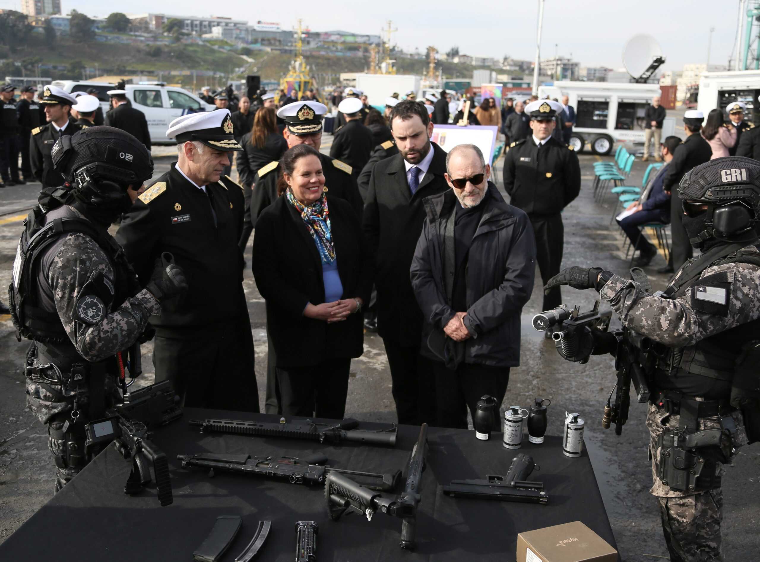 ministra de Defensa, Maya Fernández, y el comandante en jefe de la Armada, almirante Juan Andrés de la Maza