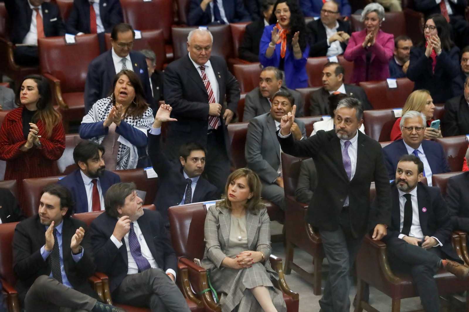Diputados abandonando Salón de Honor