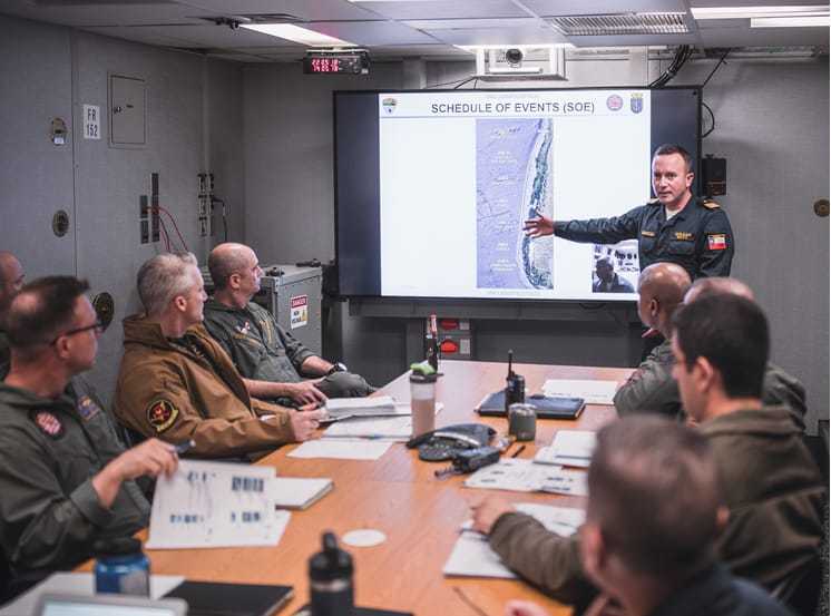 Oficiales de la Armada a bordo del USS George Washington