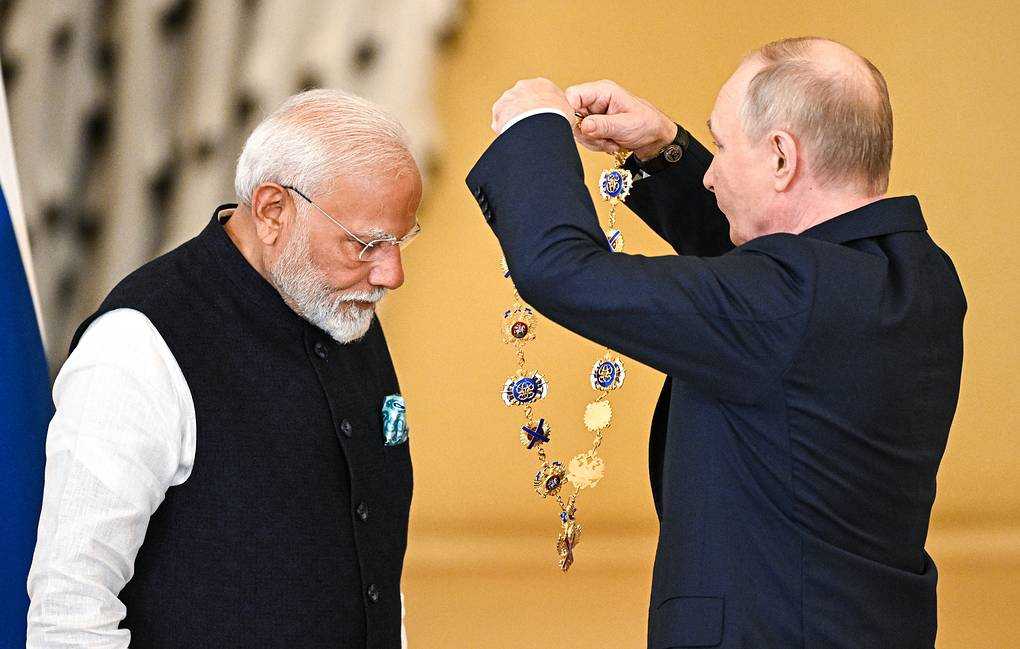 PUTIN CONDECORA A INDIA