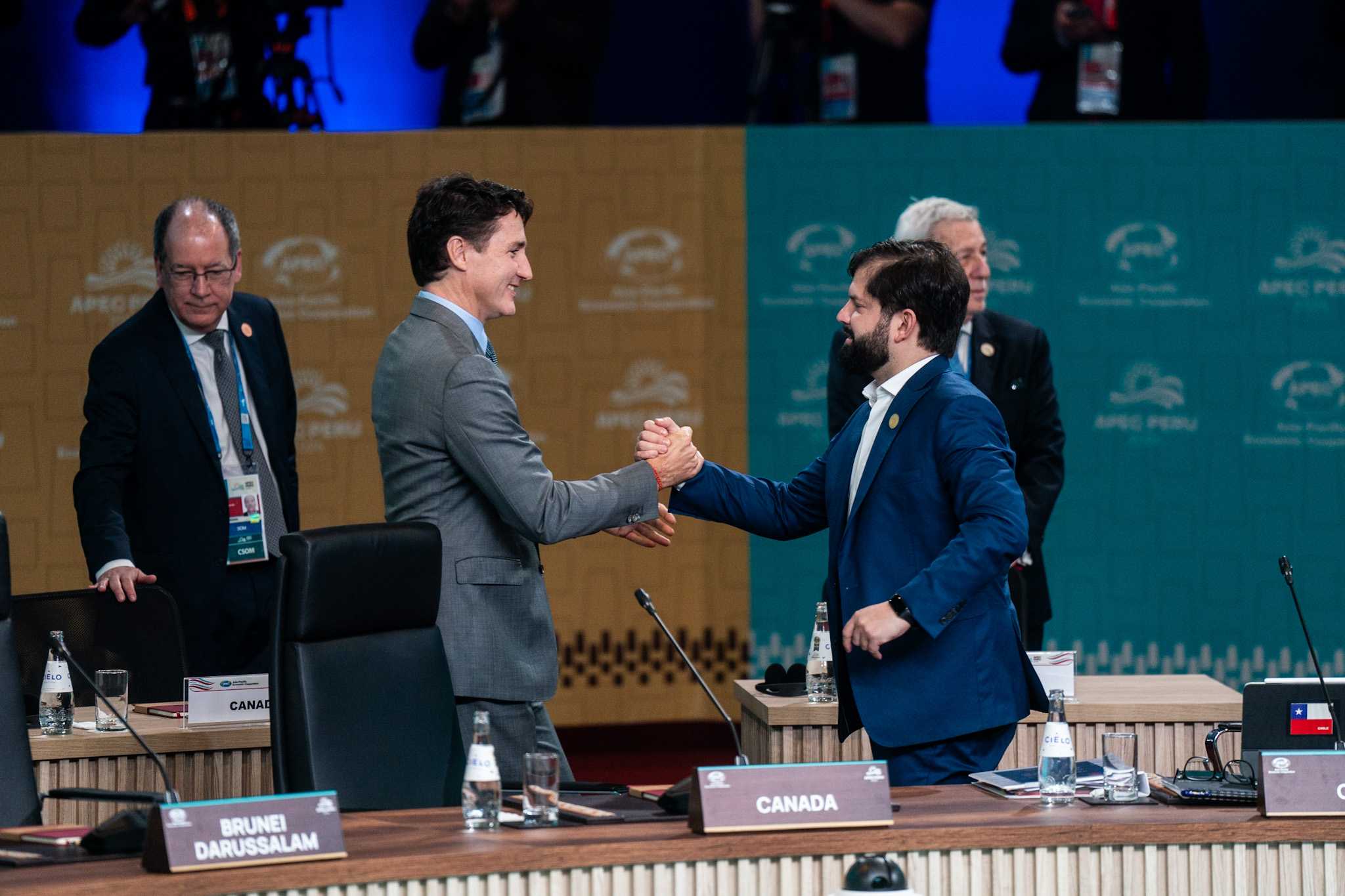 Presidentes de Chile y Canadá se saludan durante conferencia en la APEC 2024 - 15-11-2024