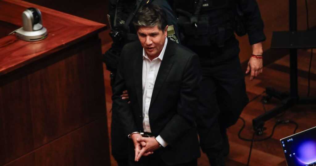 Manuel Monsalve esposado