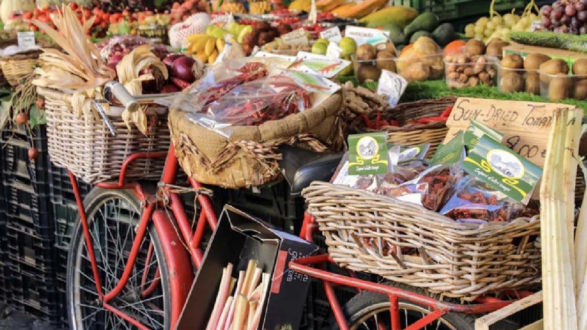 https://www.pexels.com/es-es/foto/surtido-de-frutas-y-verduras-en-cestas-para-la-venta-en-el-mercado-de-frutas-3043328/