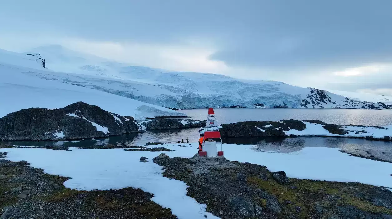 Glaciares eternos y curiosos pinguinos acompañan a los fareros en sus labores