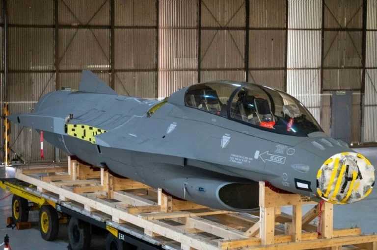 Primer F-16 argentino previo a su ensamble