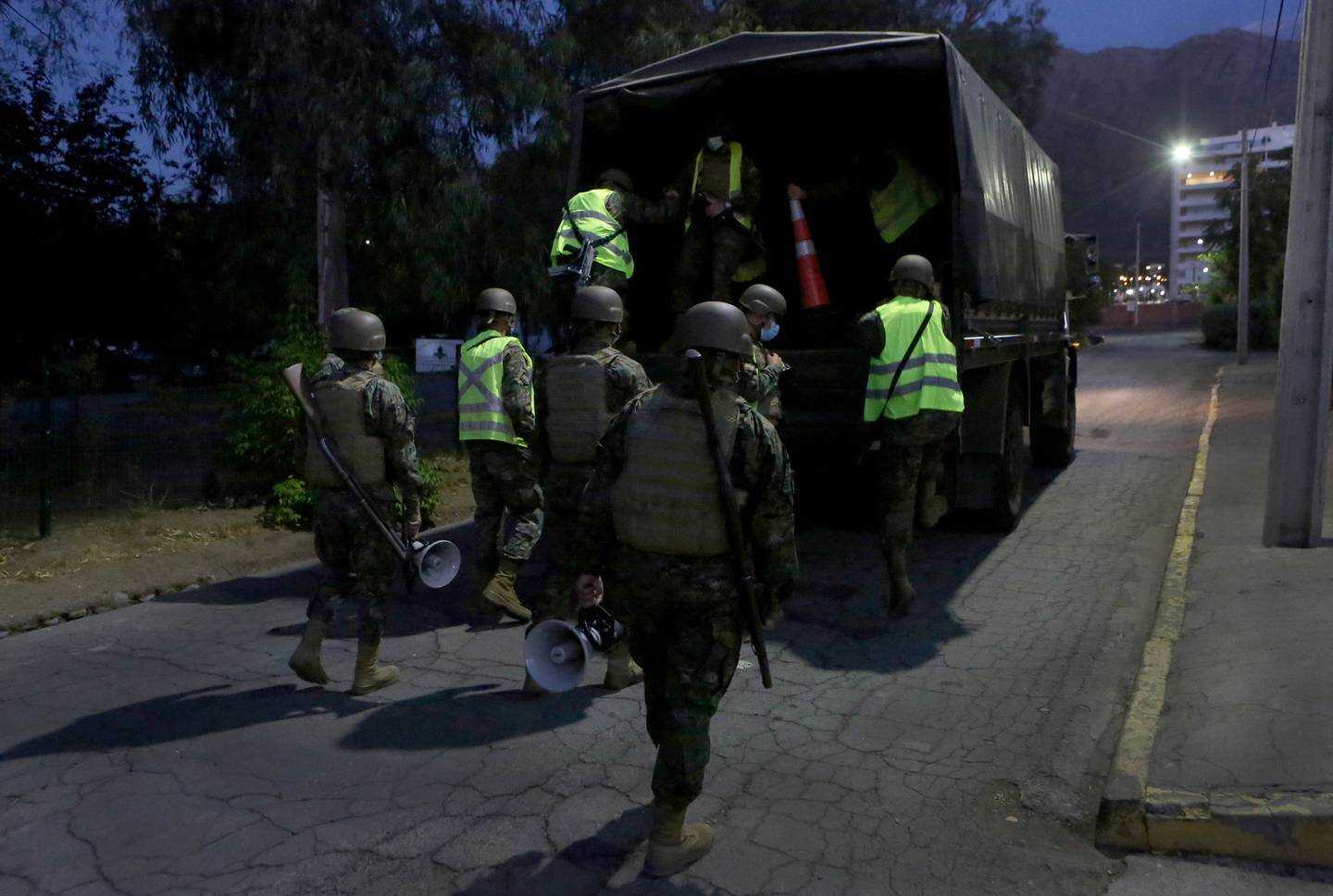 toque-queda-incendios.jpg__1440x2000_q70_subsampling-2