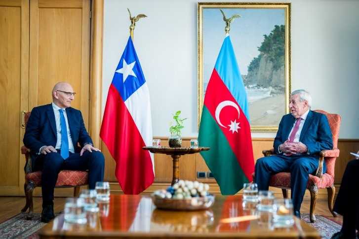 Reunión Canciller Van Klaveren y representante de Azerbaiyan