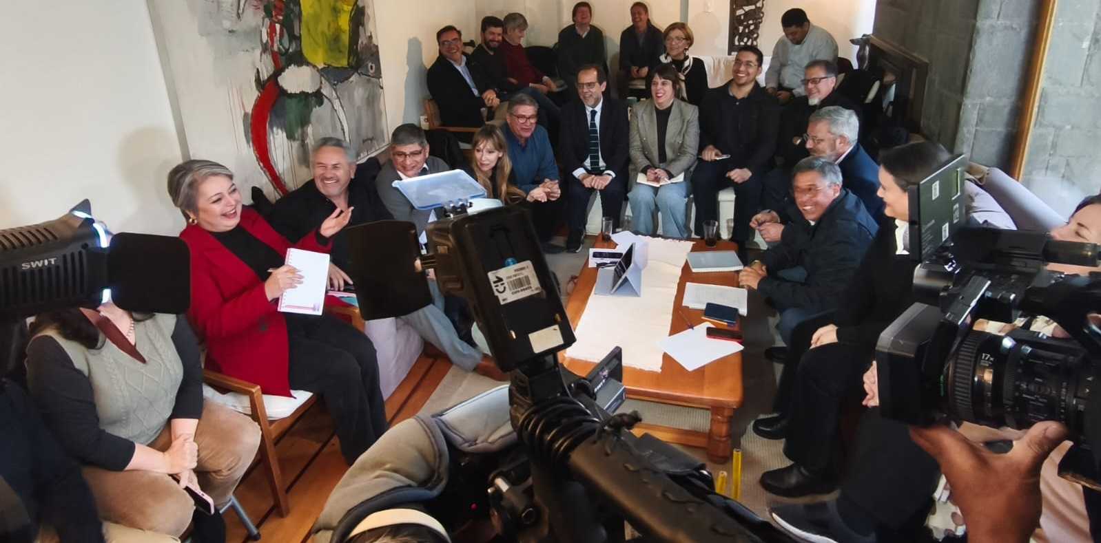 Reunión Jennete Jara con partidos oficialistas 10-07-2025