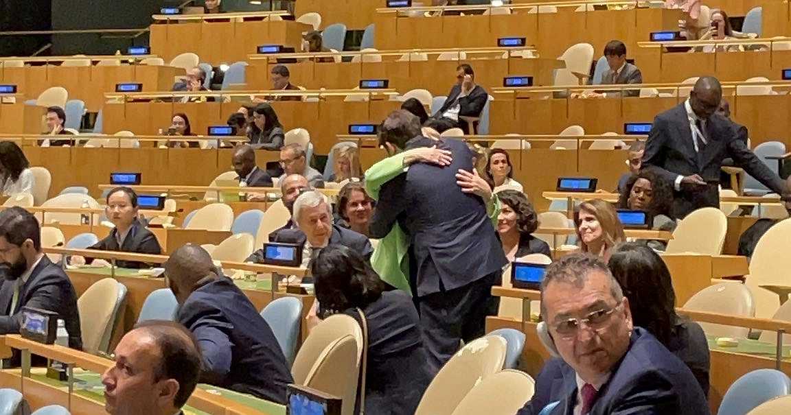 Pdte. Boric abraza a Michelle Bachelet tras anunciar su candidatura a la ONU 23-09-2025