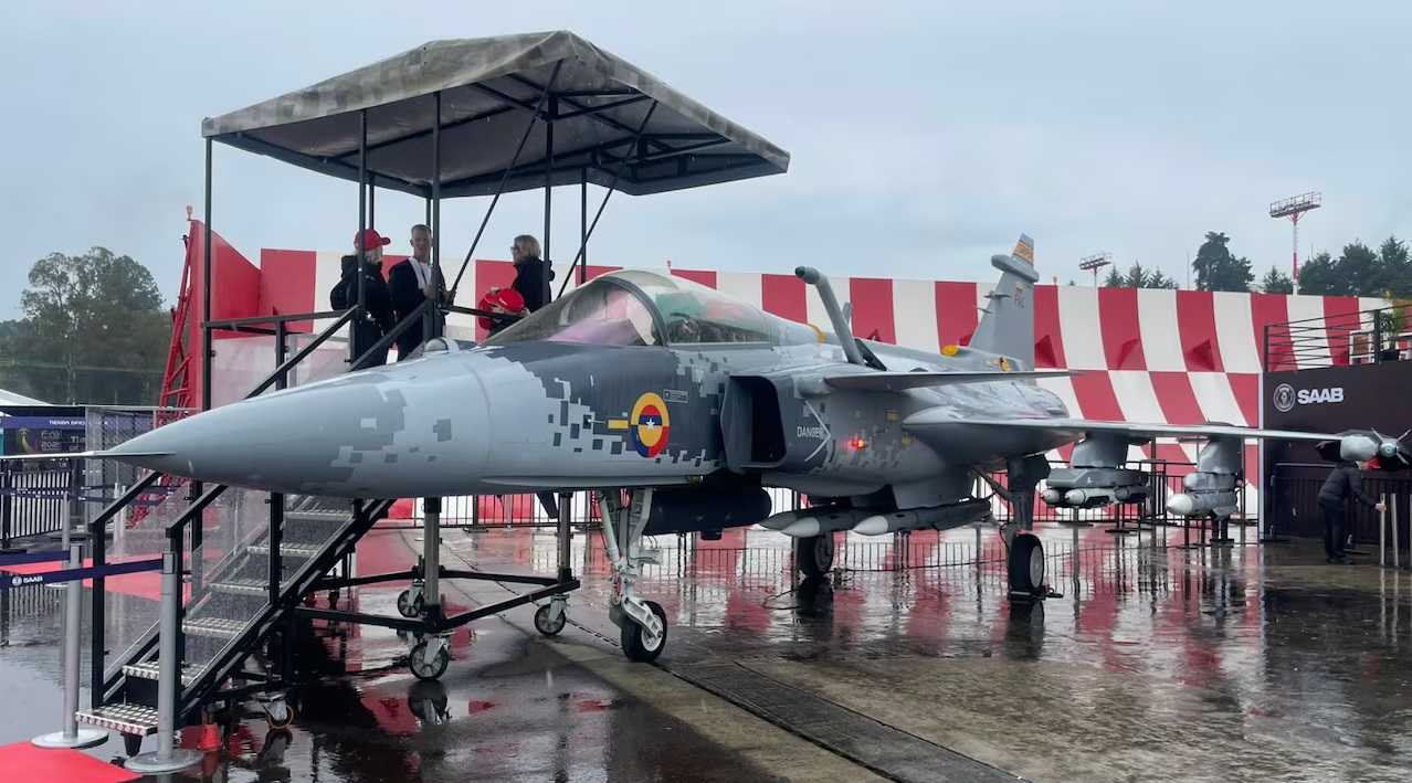 Mockup SAAB Gripen con colores colombianos