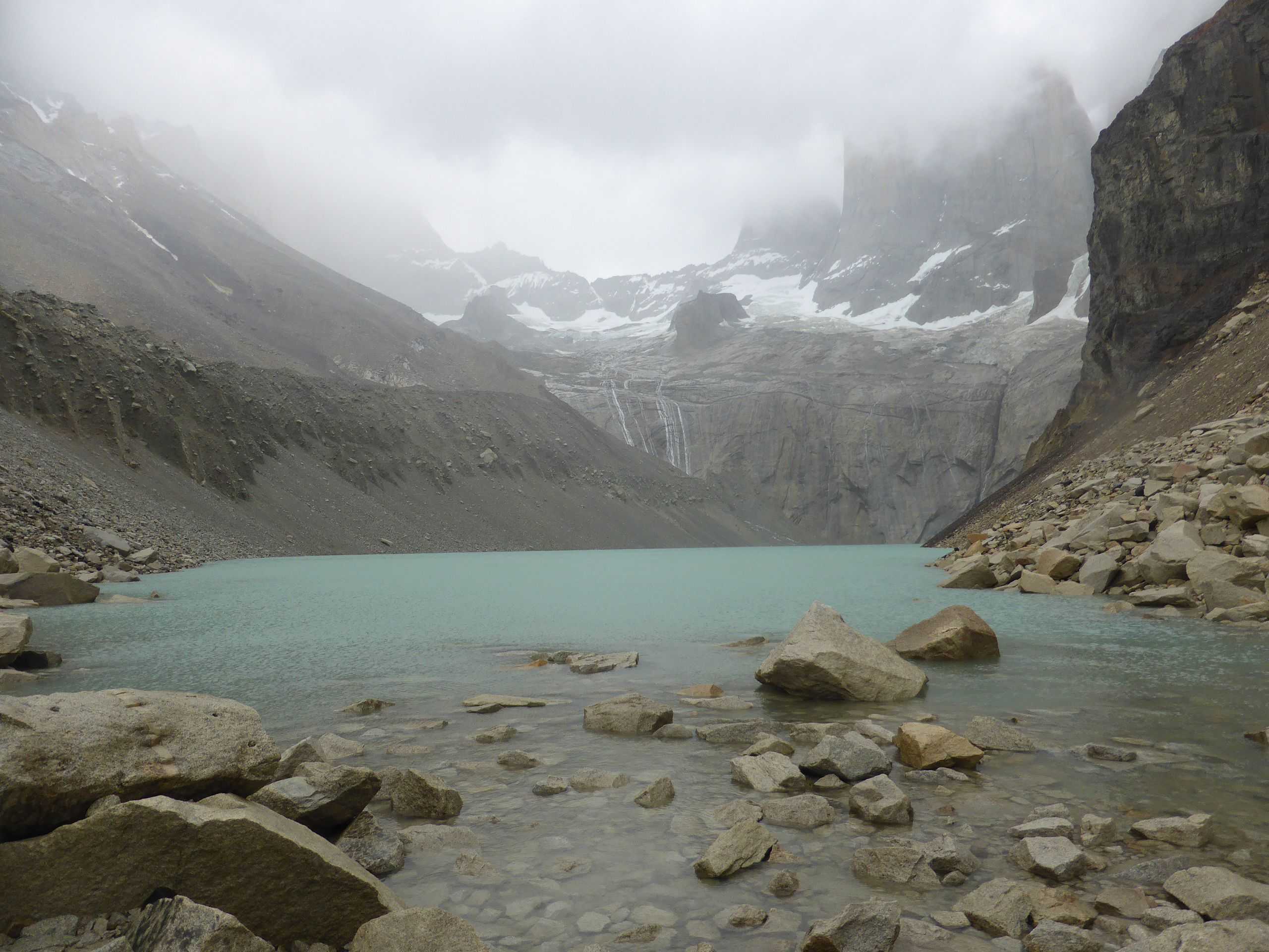 Cordillera_Paine;_vista_desde_el_mirador_Base_de_las_Torres,_Parque_nacional_Torres_del_Paine,_Chile