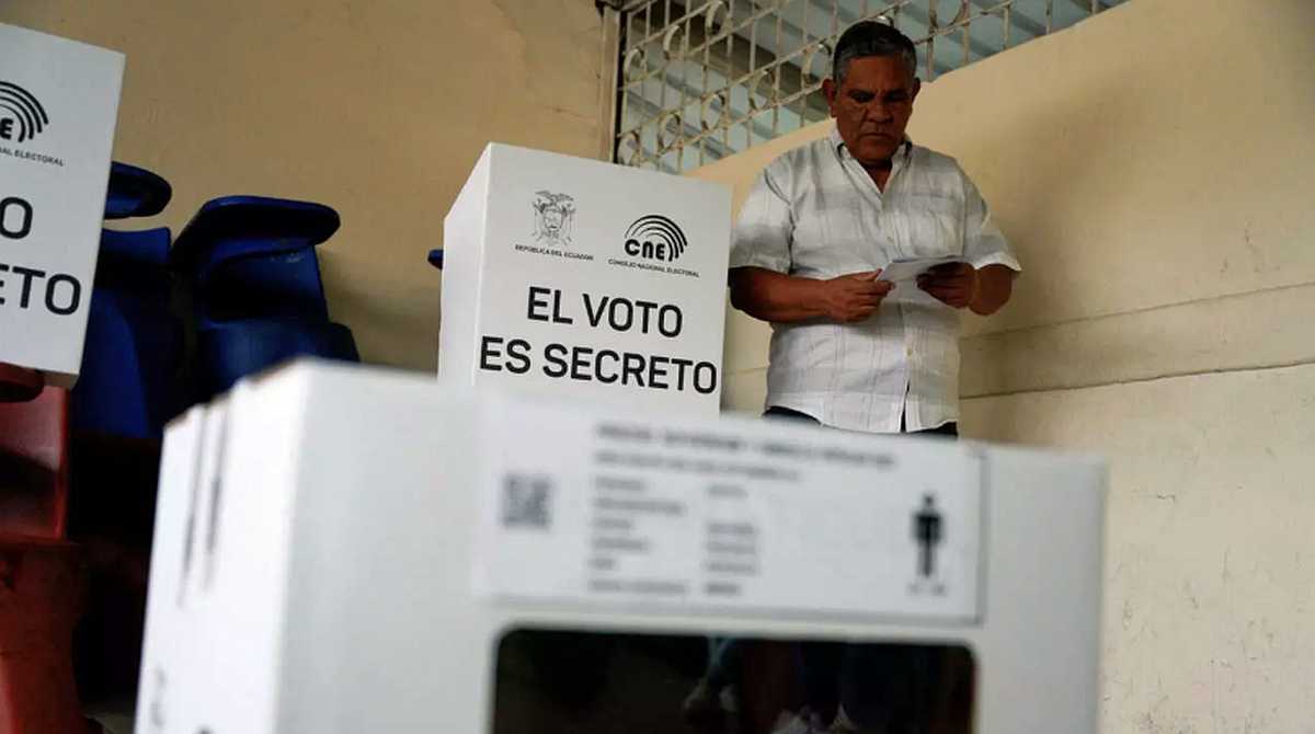 Votación Ecuador 16-11-2025