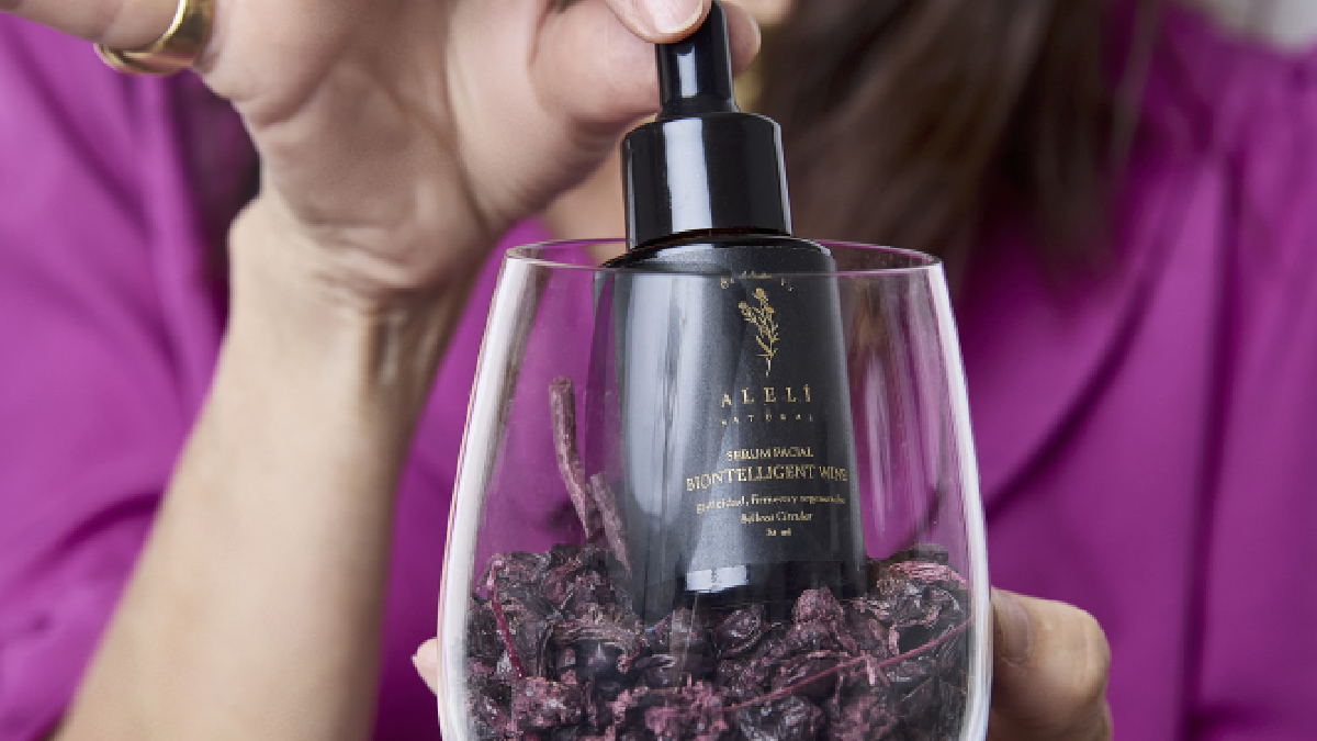 Emprendedora chilena crea productos de belleza  a partir de desechos de la uva