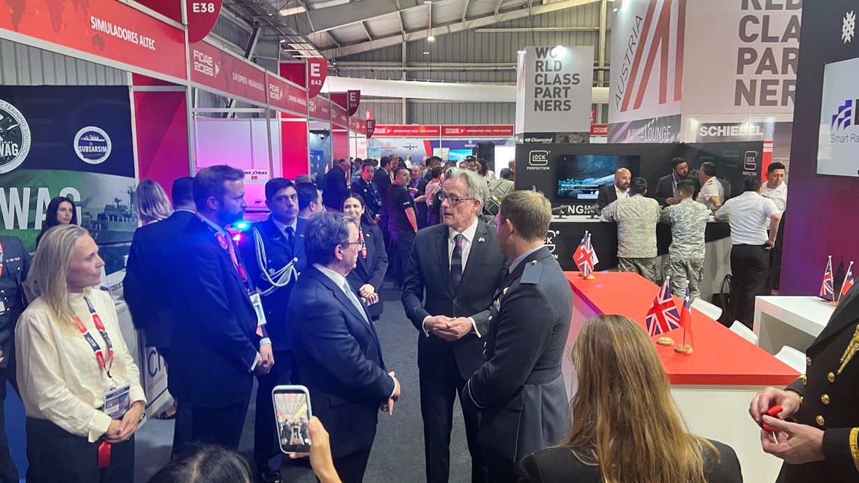 Reino Unido destacó estrechos vínculos en defensa y seguridad con Chile durante FIDAE 2026